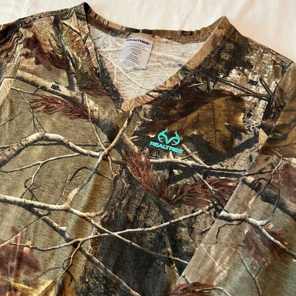 Realtree AP Camo Long Sleeve V-Neck Shirt Size Medium (2623)